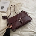 Bolso bandolera vintage de cuero sintético granate oscuro con hebilla dorada redonda - Burdeos