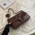 Bolso bandolera chic marrón oscuro vintage en cuero sintético brillante con hebilla dorada - Marrón