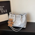 Sac à épaule en cuir verni matelassé bleu clair avec chaîne argentée et breloque ours - Sans Pendentif / Bleu