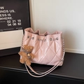 Sac seau matelassé rose avec bandoulière chaîne argentée et charme ours en peluche - Sans Pendentif / Rose