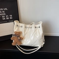 Sac seau matelassé beige avec chaîne argentée et pendentif ours en peluche marron - Sans Pendentif / Blanc Cassé
