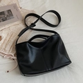 Bolso de hombro minimalista de cuero PU negro con costuras verticales y correas ajustables - Negro