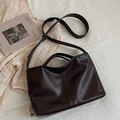 Bolso de hombro de cuero marrón oscuro con estructura rectangular y doble asa larga - Marrón