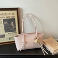 Dettaglio della borsa tote plissettata rosa chiaro con logo e ciondolo a forma di orso peluche - Rosa con ciondolo
