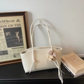 Dettaglio borsa tote beige con texture plissettata, nappe e ciondolo a forma di orso - Beige Con Ciondolo
