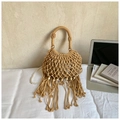 Dettaglio della borsa bohémien in paglia con manico di perle e accenti di frange - Cachi (Con Catena di Perle Artificiali)