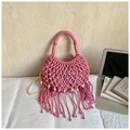 Dettaglio della borsa a secchiello rosa intrecciata con frange di perline e perle - Rosa (Con Catena di Perle Artificiali)
