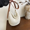 Schicker cremefarbener Häkel-Shopper mit verstellbarem braunem Leder-Schultergurt - Reißverschluss-Stil / Weiß