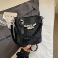 Bolso cubo retro con textura de mezclilla en negro y gris con detalles metálicos - Negro