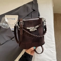 Bolso tipo cubo retro marrón oscuro con textura de mezclilla y hebilla de nudo - Marrón