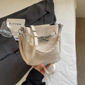 Elegante bolso de cubo beige con lazo de metal y correas dobles estilo moderno - Blanco Roto