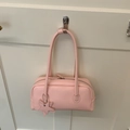 Rosa rechteckige Baguette-Schultertasche mit Reißverschluss und Stern-Anhänger Detail - Rosa