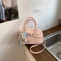 Sac polochon rose rétro à texture plissée avec un charm ours mignon sur bois - Rose avec pendentif