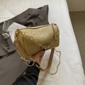 Sac cylindre en paille kaki avec garniture cuir, chaîne dorée et charme floral - Kaki
