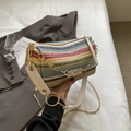 Sac bandoulière tissé à rayures colorées avec bordure en cuir et chaîne fleurie dorée - Blanc Irisé