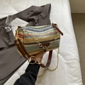 Sac cylindrique tressé à rayures colorées avec bandoulière cuir et chaîne dorée - Marron Coloré