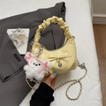 Borsa a nuvola gialla plissettata con fiocco decorativo e ciondolo a forma di coniglio - Giallo con Ciondolo
