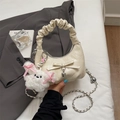 Borsa a nuvola plissettata bianco crema con pendente a fiocco e catena argento - Beige Con Ciondolo