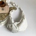 Borsa a mezzaluna in tela a pois con pieghe a coulisse e tracolla regolabile - Bianco