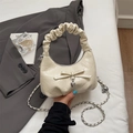 Sac à main plissé crème avec nœud, pendentif cœur et bandoulière en chaîne argentée - Blanc Crème (Sans Pendentif)