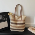 Detail der gewebten Tasche mit braunen Lederriemen und floralem Tulpen-Akzent - Khaki