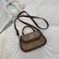 Sac à bandoulière selle marron vintage avec garniture en cuir et sangle sur fond blanc - Marron