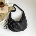 Borsa hobo in tela nera a pois bianchi con dettaglio arricciato e tracolla larga - Nero