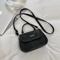 Sac à bandoulière noir minimaliste avec lettrage de mode et boucles argentées - Noir