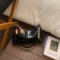 Detail der schwarzen Lackleder-Tasche mit Perlen-Schultergurt und Anhängern - Mit Anhänger / Schwarz