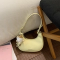 Detail der hellgelben Halbmond-Schultertasche mit kreativem Puppenanhänger und Reißverschluss - Gelb (Mit Anhänger)