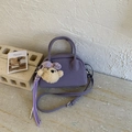 Lila Mini-Bowlingtasche mit süßem Bärenanhänger und modischen Fransendetails - Lila