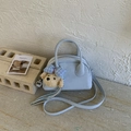 Detailansicht der hellblauen Mini-Bowlingtasche mit süßem Teddybär-Anhänger-Zubehör - Hellblauer Zirkon