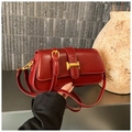 Elegante borsa baguette in pelle rosso vino con fibbia dorata e tracolla sottile - Rosso