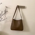 Detailaufnahme der braunen Vintage-Einkaufstasche mit Knitteroptik und Metallverzierung - Braun