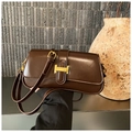 Borsa sottobraccio in pelle PU marrone scuro lucida con fibbia dorata e tracolla - Marrone
