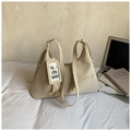 Bolso hobo minimalista en color crema con herrajes dorados y correas dobles al hombro - Caqui