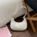 Minimalistische weiße Halbmond-Umhängetasche aus weichem PU-Leder mit Riemen - Weiß (Ohne Anhänger)