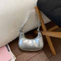 Minimalistische silberne Hobo-Tasche mit Reißverschluss und schmalem Schultergurt - Silber (Ohne Anhänger)