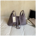 Bolso de hombro morado oscuro con detalles dorados y una correa larga ajustable - Morado