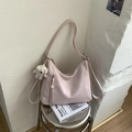 Détail du sac en cuir PU rose clair avec fermeture à franges et breloque chiot blanc - Rose Avec Pendentif