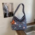 Blaue Denim-Tragetasche im Retro-Stil mit Karostickerei, Blumen und Pferdeanhänger - Blau mit Anhänger