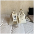 Bolso hobo minimalista beige en cuero PU con forma de media luna y herrajes oro - Blanco Roto