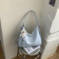Sac fourre-tout bleu clair en cuir PU mat avec un charmant ours en peluche blanc sur un tabouret - Bleu avec pendentif