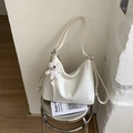 Sac hobo blanc minimaliste en cuir PU avec un pendentif ours en peluche et une fermeture éclair - Blanc Avec Pendentif