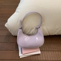 Minimalistische hellviolette Hobo-Tasche aus glänzendem Kunstleder mit Schultergurt - Lila (Ohne Anhänger)