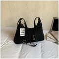 Sac fourre-tout noir en similicuir avec fermeture éclair décorative et breloque - Noir