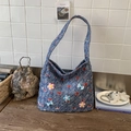 Blaue Denim-Tragetasche mit niedlichen Blumen- und Schleifendekorationen für Damen im Alltag - Blau Ohne Anhänger