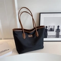Bolso tote grande de nailon negro con asas de cuero marrón y placa de marca frontal - Negro y Marrón