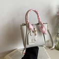 Elegante crèmewitte emmertas met lychee-textuur en roze geruite sjaal aan handvat - Broken Wit