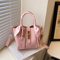 Roze bucket bag van lychee leer met zijden sjaal handvat en gouden sluiting - Roze